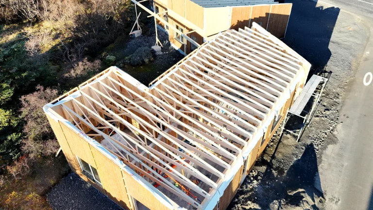 „Husline“ gamyklinių konstrukcijų kėlimas ir montavimas objekte, projektas „Islandija“.