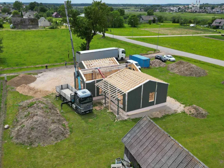 Vaizdas iš toliau: „Husline“ medinių konstrukcijų montavimo darbai objekte „Vatusiai“.