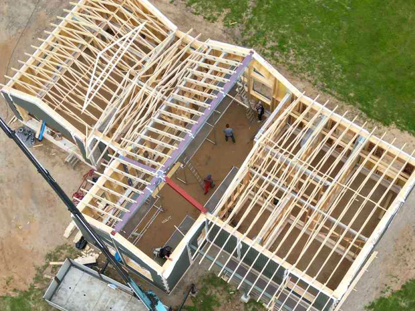 Projektas „Vatusiai“: „Husline“ medinių santvarų montavimas ant modernaus namo karkaso.