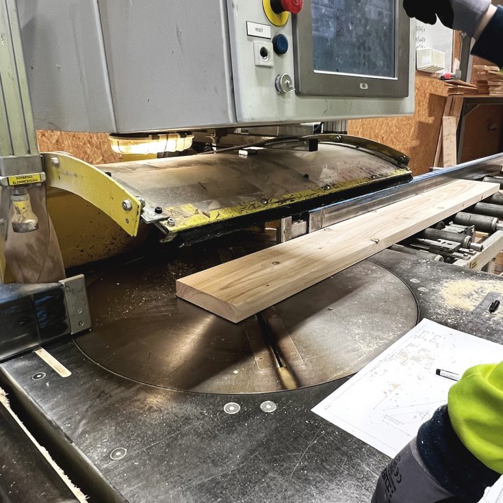 Automatizuotos medienos pjovimo staklės su operatoriaus pultu – tikslus santvarų elementų paruošimas.