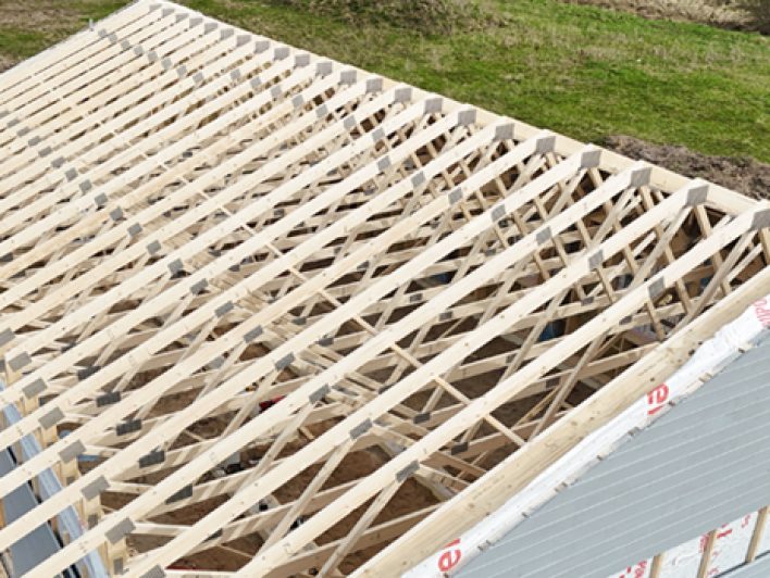 Projektas „Eglynai“ – „Husline“ medinių stogo santvarų montavimas ant vienbučio namo.