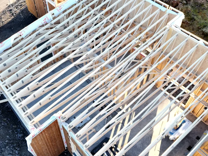 Artimas stogo konstrukcijos vaizdas naudojant „Husline“ technologiją projekte „Islandija“.