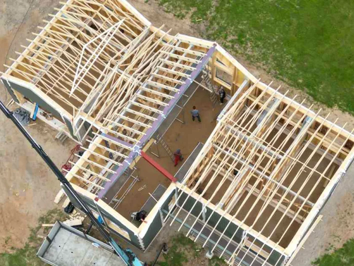 Projektas „Vatusiai“: „Husline“ medinių santvarų montavimas ant modernaus namo karkaso.